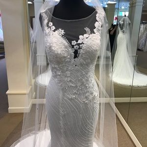 NEVER WORN, UNALTERED Casablanca Wedding Dress Style 2341 in Ivory.